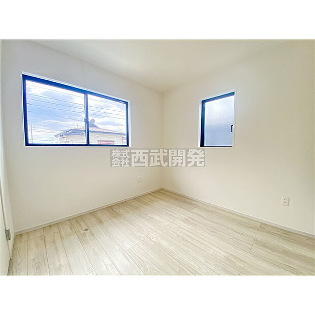 溢れる陽光で笑顔も輝く室内