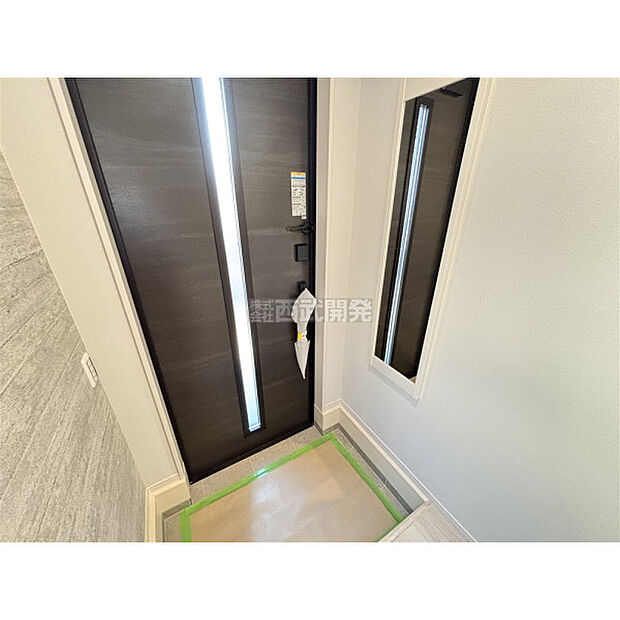 鏡が付いているので、外出前の身支度チェックができます。