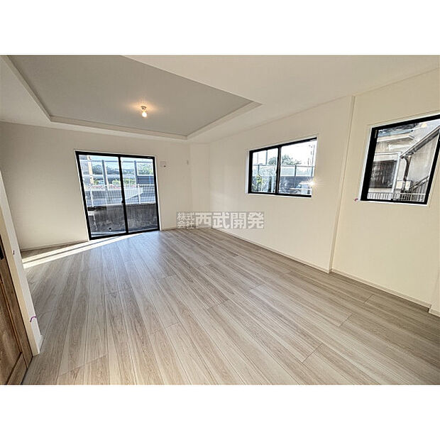 柔らかな光が射し込む家族団らんのLDK