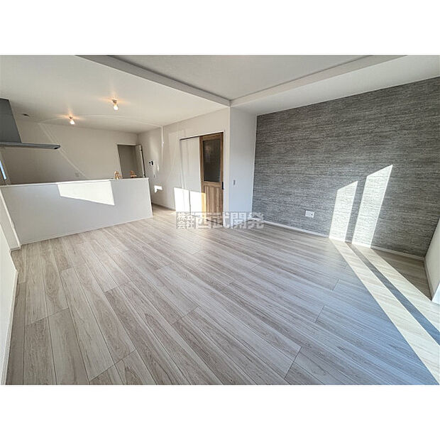 アクセントクロスを施してあります。一面に変化を加えるだけで、お部屋の雰囲気がガラっと変わります。