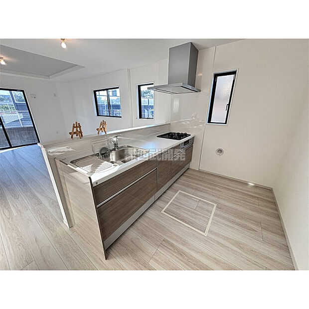 料理中もリビングの家族に目が届く対面カウンターキッチン。食器洗い乾燥機付きなので、食後はゆっくり家族だんらんを楽しめます