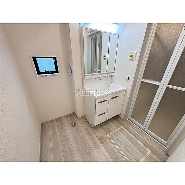 収納力と機能性に優れた三面鏡洗面化粧台です。鏡の裏は収納スペースになっていますので、すっきり清潔に保てます。