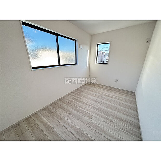 明かり取りの窓が一つあるだけでお部屋の印象がぐっと変わります。細やかな気遣いが感じられるこだわりですね。