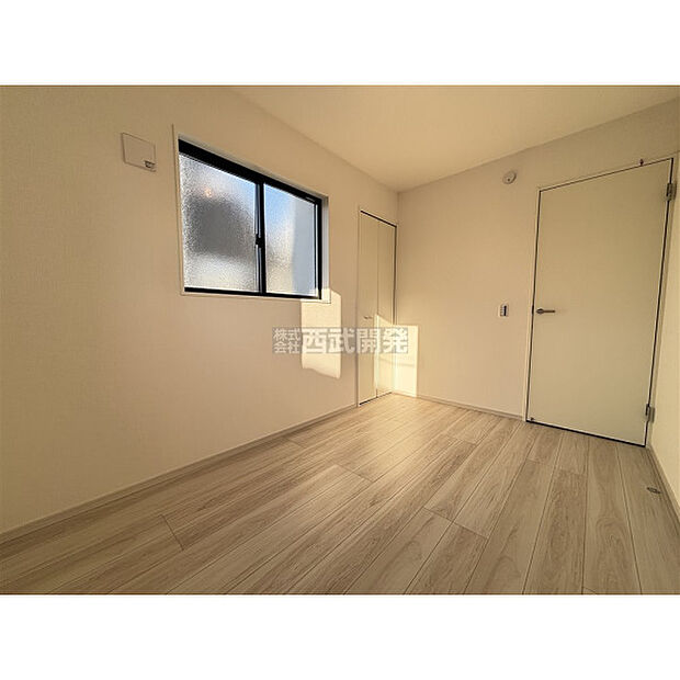 穏やかな日差しと心地よい風が吹き抜ける窓配置