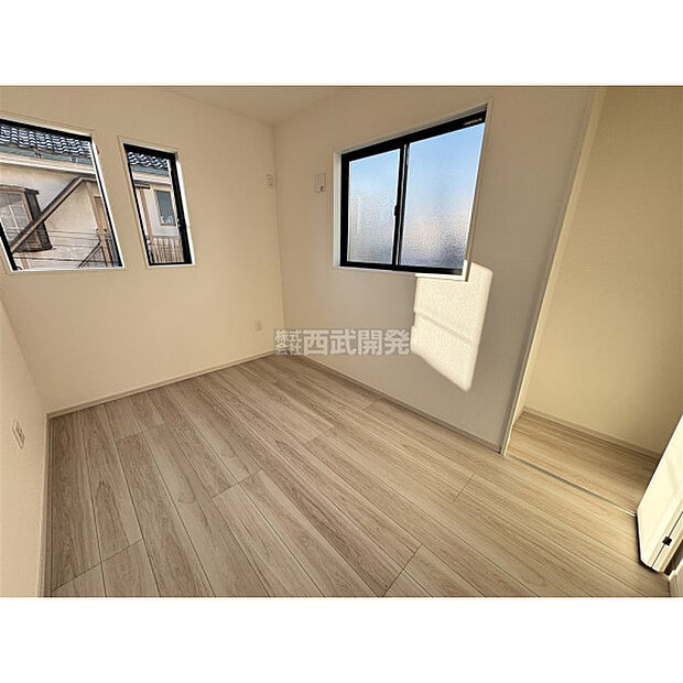 明かり取りの窓が一つあるだけでお部屋の印象がぐっと変わります。細やかな気遣いが感じられるこだわりですね。