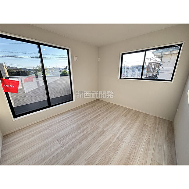 穏やかな日差しと心地よい風が吹き抜ける窓配置