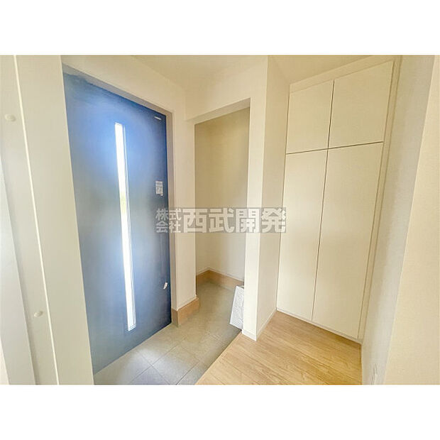 玄関には土間スペースをご用意いたしました。ベビーカーを置いたり、傘やコートを掛けたりと大活躍。