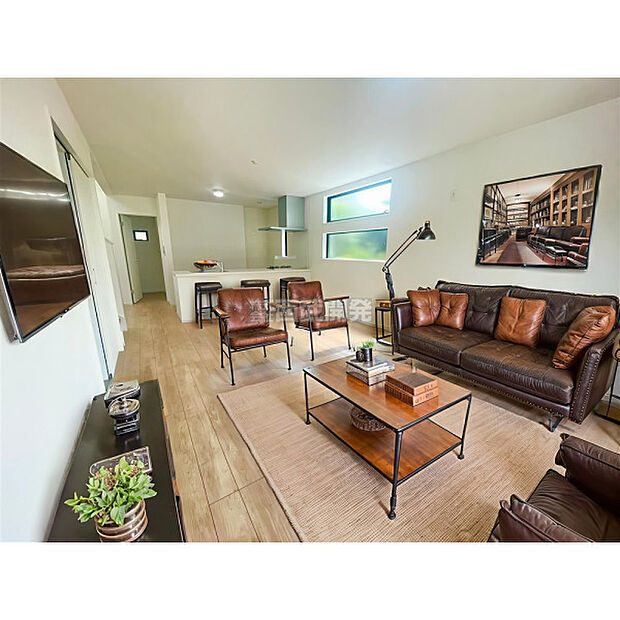 配置してある家具や小物はCGによるイメージです。リビングには太陽の光が射し込みます。家族が集まる場所だからこそ、明るい空間作りがかかせません。