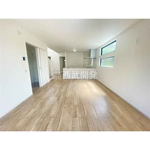 リビングには太陽の光が射し込みます。家族が集まる場所だからこそ、明るい空間作りがかかせません。