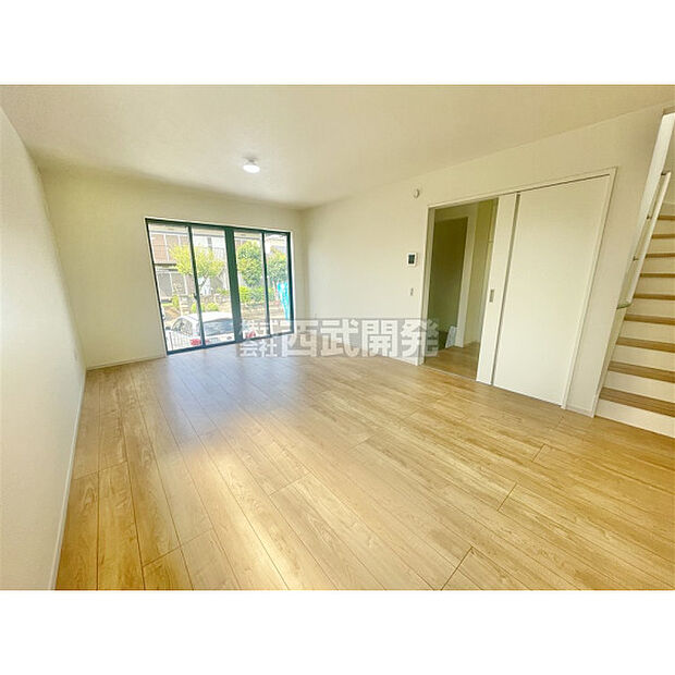 ご家族のコミュニケーションも増える開放的なリビングイン階段です。「ただいま」「おかえり」が聞こえる明るいお家です。