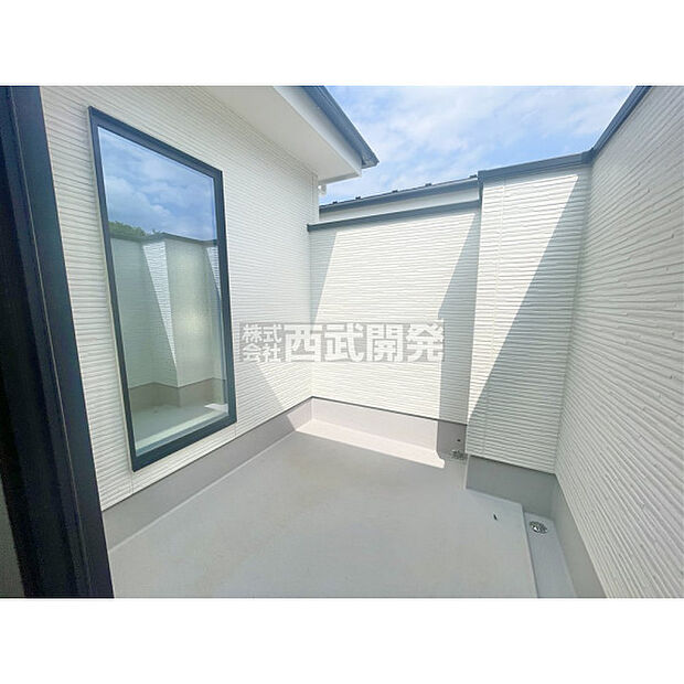 ワイドなバルコニーで洗濯物もお布団も、たくさん干せます。広いバルコニーは使い勝手が良好です。