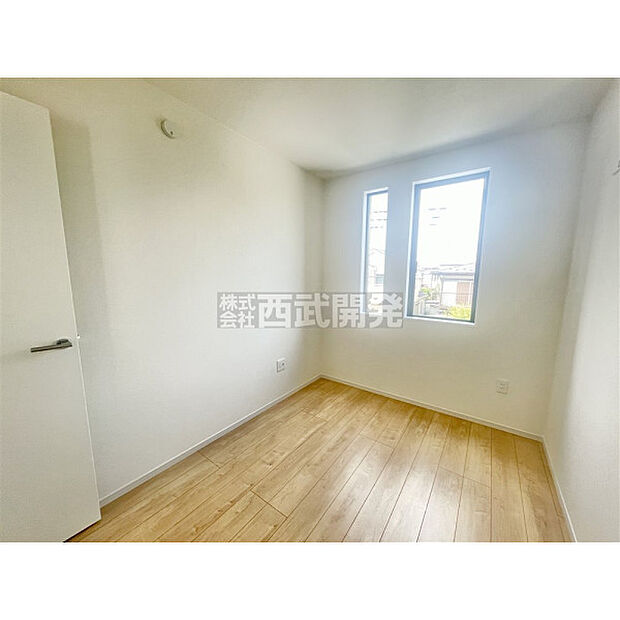 穏やかな日差しと心地よい風が吹き抜ける窓配置