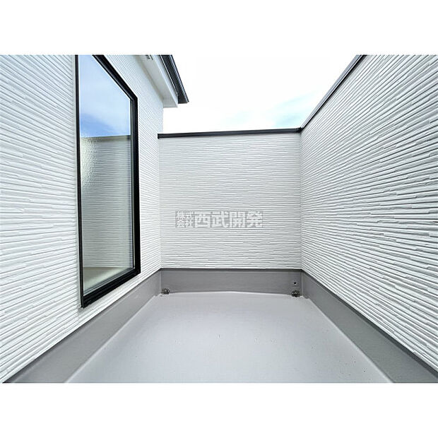 広いバルコニーからたっぷりの光を享受