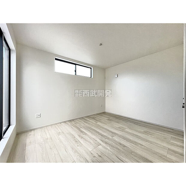 明るい日差しが注ぎ込む居室空間