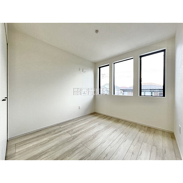 明るい日差しが注ぎ込む居室空間