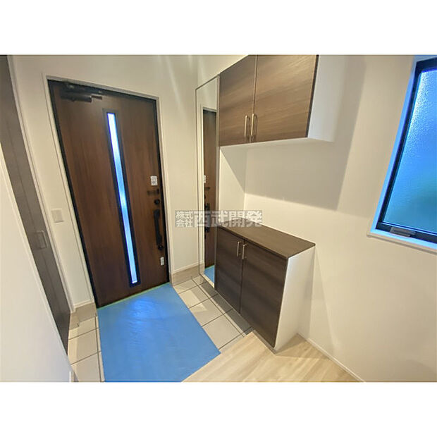 シューズボックスには鏡が付いているので、外出前の身支度チェックができます。