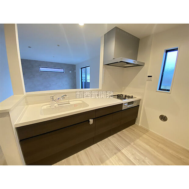 お料理をしながらでもご家族との会話を楽しめる対面キッチンです。リビングを見渡せる作りが人気です。