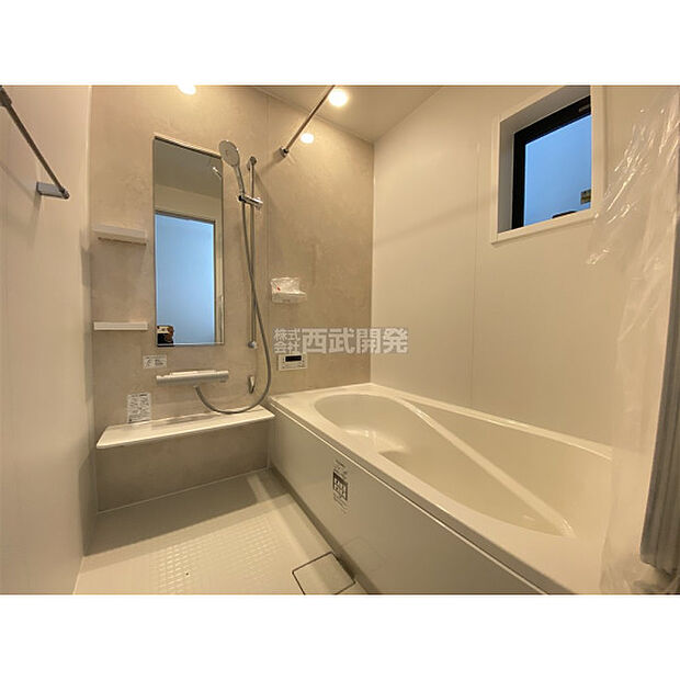 換気乾燥機付きの浴室は、雨の日でも洗濯物ができるのでとても便利です。梅雨の時期でもこれで安心ですね。