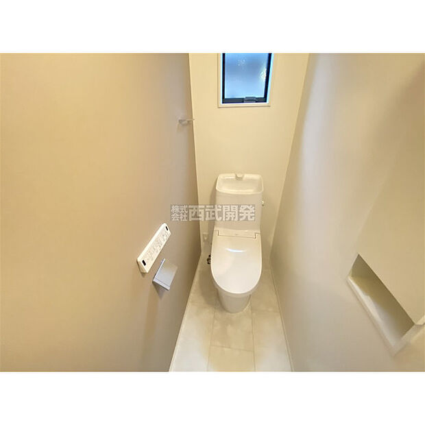 トイレについた小窓は換気に役立ちます。その他暗くなりがちな空間も明るくなりますよ。