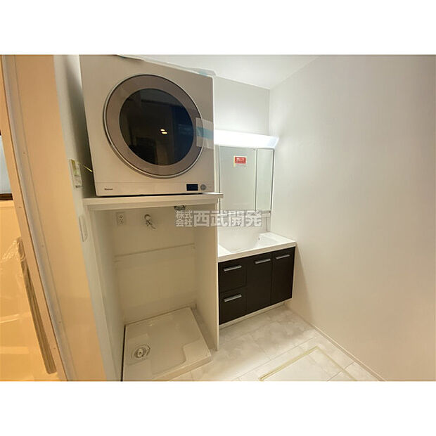 収納力と機能性に優れた三面鏡洗面化粧台です。鏡の裏は収納スペースになっていますので、すっきり清潔に保てます。