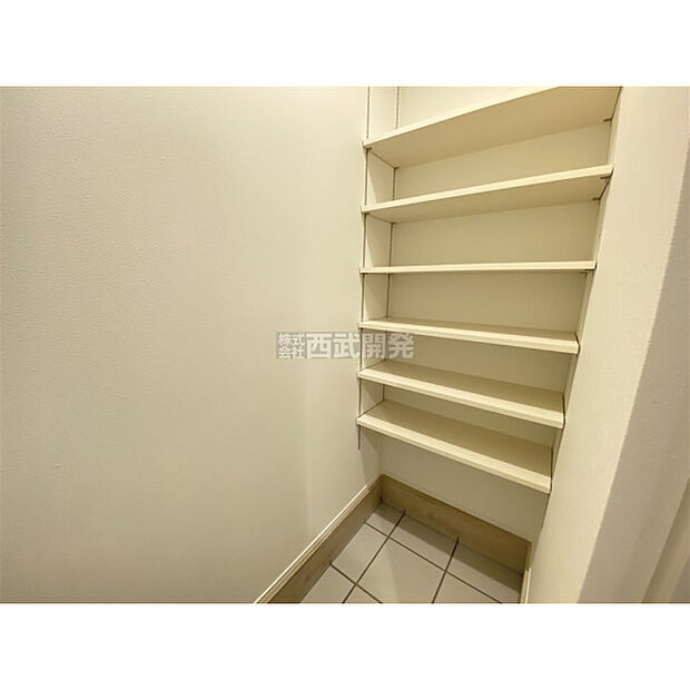 玄関脇にSICがあると、季節ごとの靴の収納が上手にできるだけでなく、ベビーカーやスノボ板などの収納にも大変便利です。