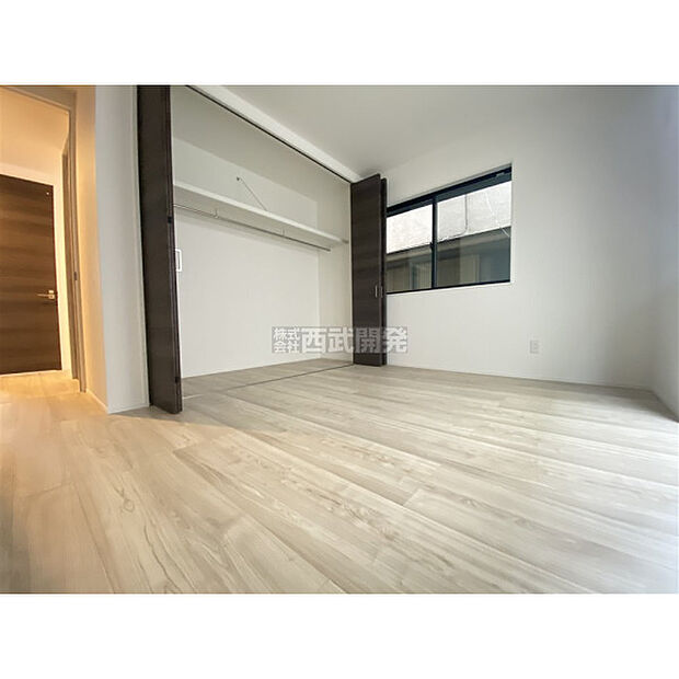 部屋にはクローゼットがございます。収納が多いお家はすっきりして快適空間です。