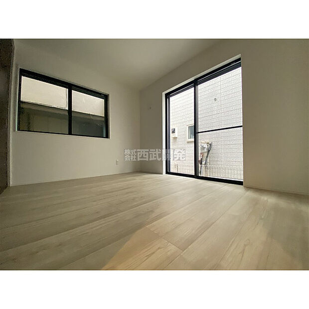 明かり取りの窓が一つあるだけでお部屋の印象がぐっと変わります。細やかな気遣いが感じられるこだわりですね。