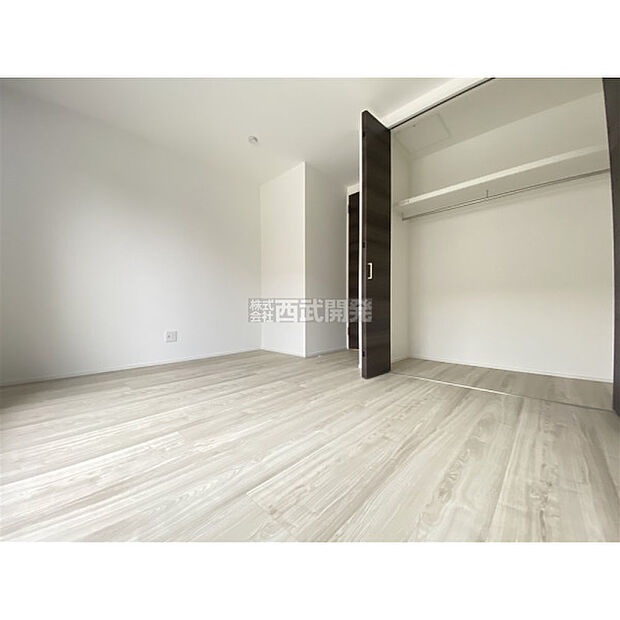 洋服などをすべて収納して室内空間は広々快適