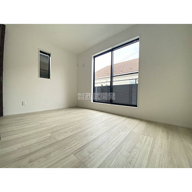 明かり取りの窓が一つあるだけでお部屋の印象がぐっと変わります。細やかな気遣いが感じられるこだわりですね。