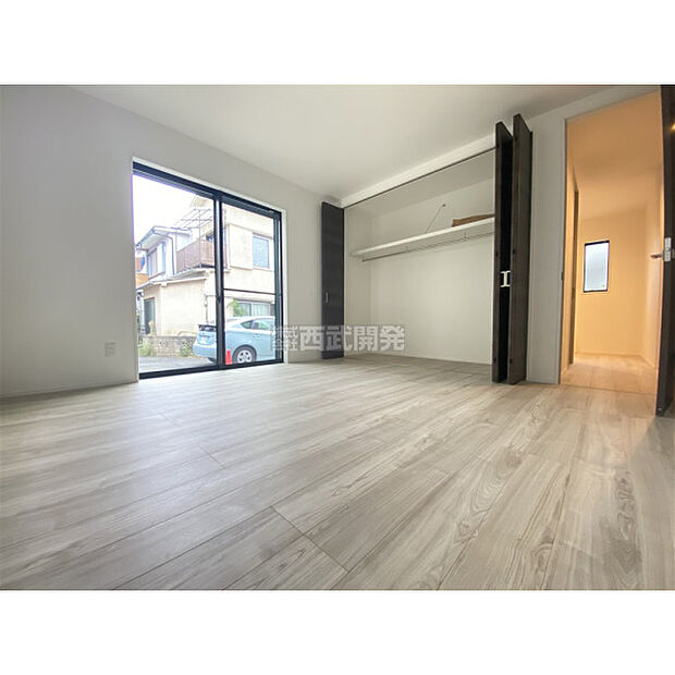 穏やかな日差しと心地よい風が吹き抜ける窓配置