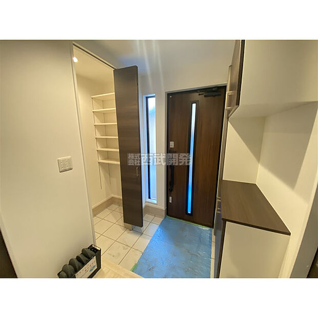 ゆとりある玄関スペースは第一印象グッド。