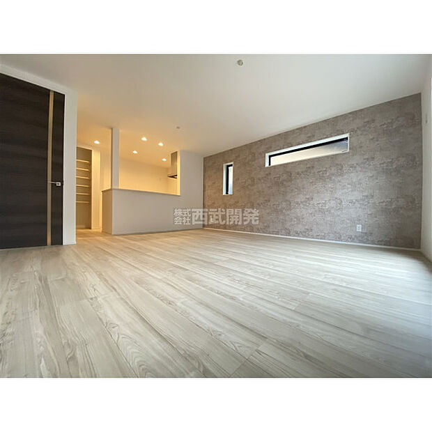 柔らかな光が射し込む家族団らんのLDK