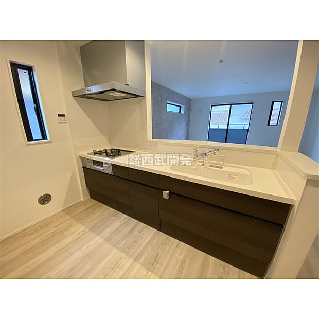 お料理をしながらでもご家族との会話を楽しめる対面キッチンです。リビングを見渡せる作りが人気です。