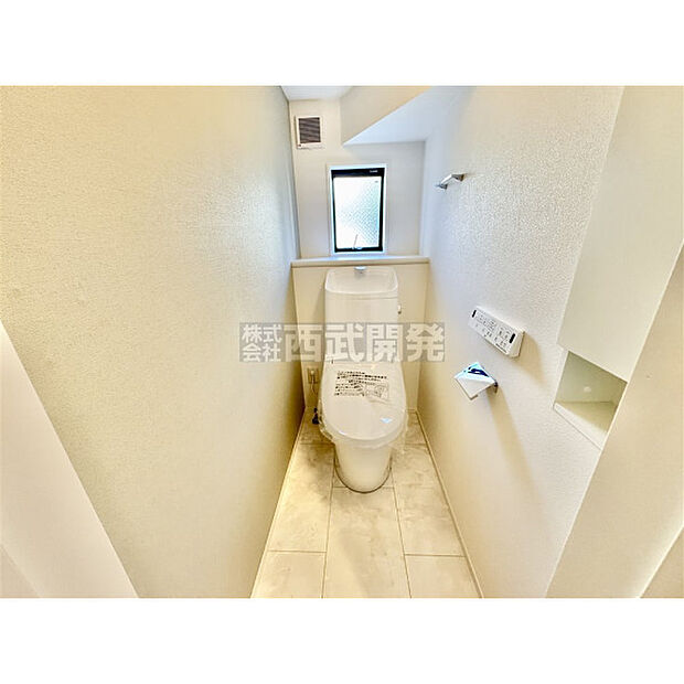 トイレについた小窓は換気に役立ちます。その他暗くなりがちな空間も明るくなりますよ。