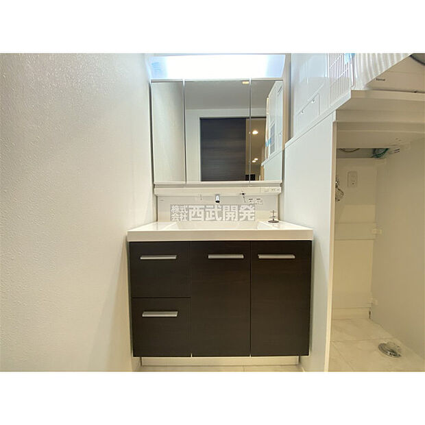 収納力と機能性に優れた三面鏡洗面化粧台です。鏡の裏は収納スペースになっていますので、すっきり清潔に保てます。