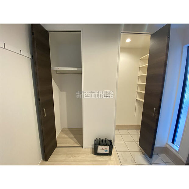 玄関脇にシューズインクローゼットがあると、季節ごとの靴の収納が上手にできるだけでなく、大きい荷物の収納にも大変便利です。