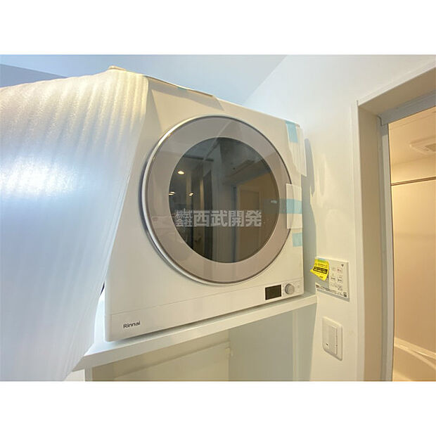 洗面室にはガス乾燥機が備え付けられています。