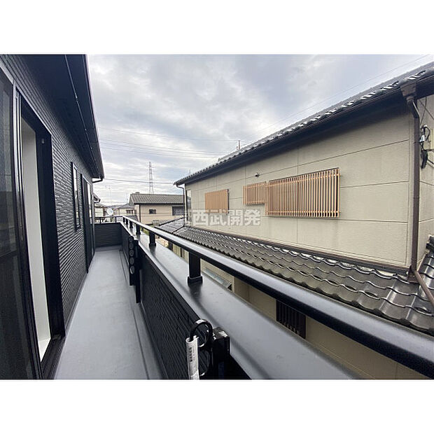 奥行きたっぷりのバルコニーは洗濯物もラクラク干せちゃいます。こんなところにもゆとり空間。