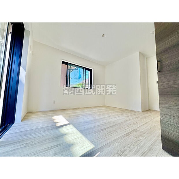 穏やかな日差しと心地よい風が吹き抜ける窓配置