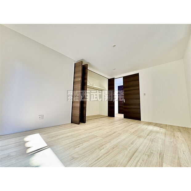 洋服などをすべて収納して室内空間は広々快適