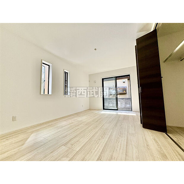 明かり取りの窓が一つあるだけでお部屋の印象がぐっと変わります。細やかな気遣いが感じられるこだわりですね。