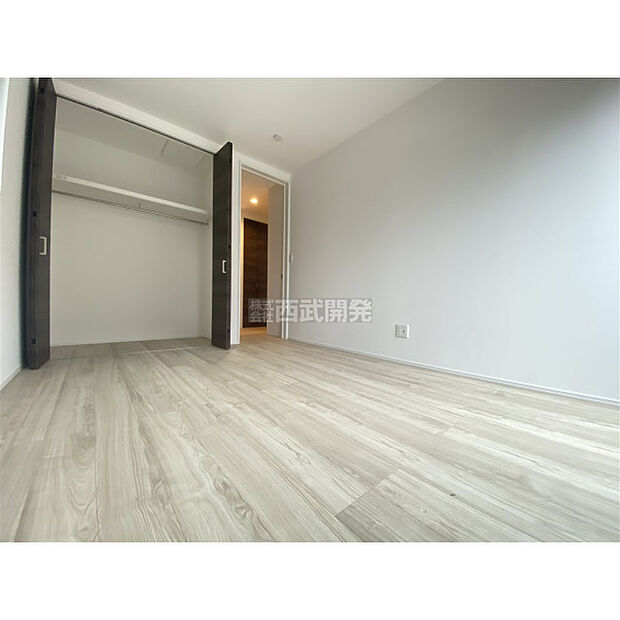 洋服などをすべて収納して室内空間は広々快適