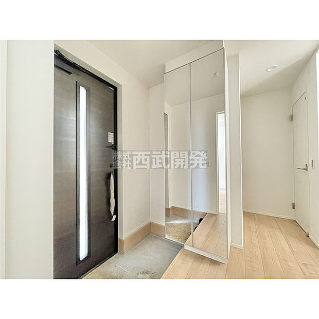 シューズボックスには鏡が付いているので、外出前の身支度チェックができます。