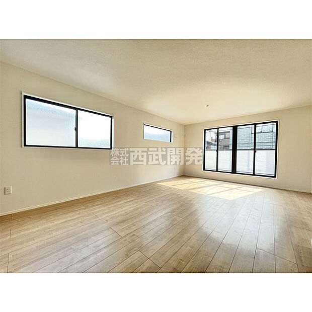 リビングには太陽の光が射し込みます。家族が集まる場所だからこそ、明るい空間作りがかかせません。