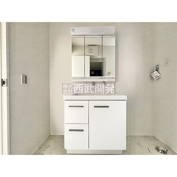 機能的でありながらシンプルなスタイルの洗面化粧台です。全収納型のミラーキャビネットで細かいものもスッキリ収納できます。