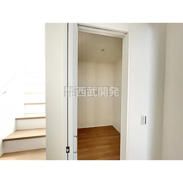 ちょっとした収納スペースは思いのほか頼りになる存在。掃除機入れたりストックヤードにしたり、使い方はアイデア次第。