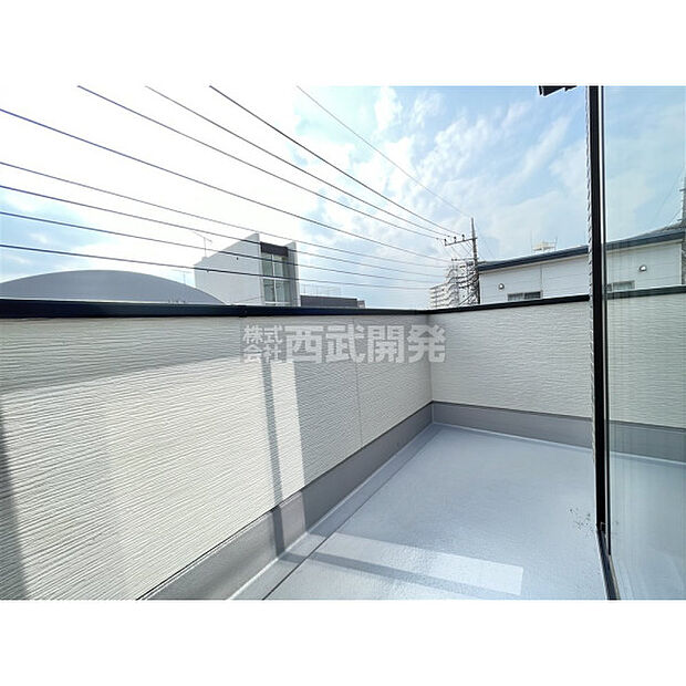 太陽の光が射し込むバルコニーは、洗濯物を干すのが楽しくなりますね。