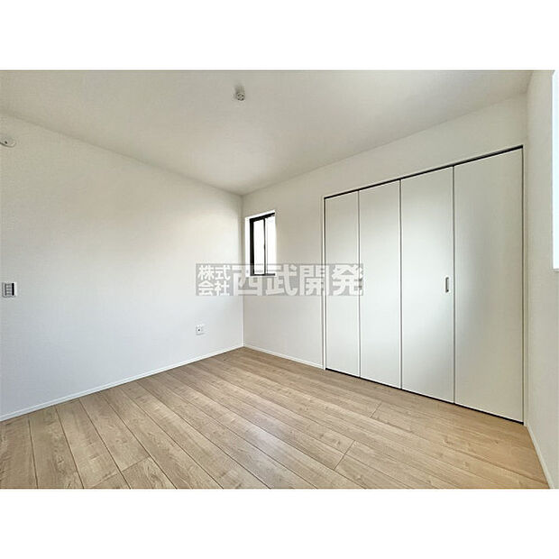 洋服などをすべて収納して室内空間は広々快適