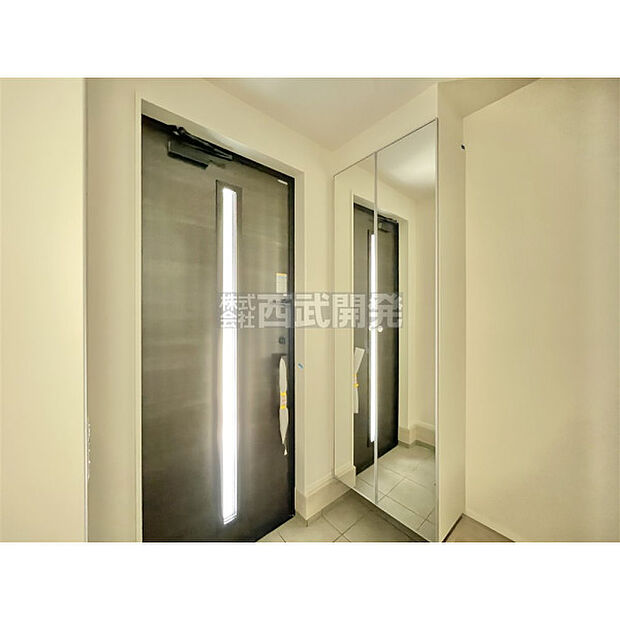 シューズボックスには鏡が付いているので、外出前の身支度チェックができます。