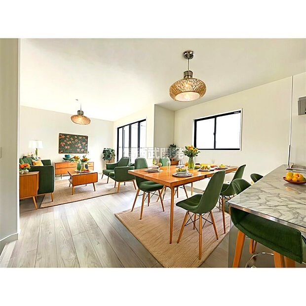 配置してある家具や小物はCGによるイメージです。リビングには太陽の光が射し込みます。家族が集まる場所だからこそ、明るい空間作りがかかせません。